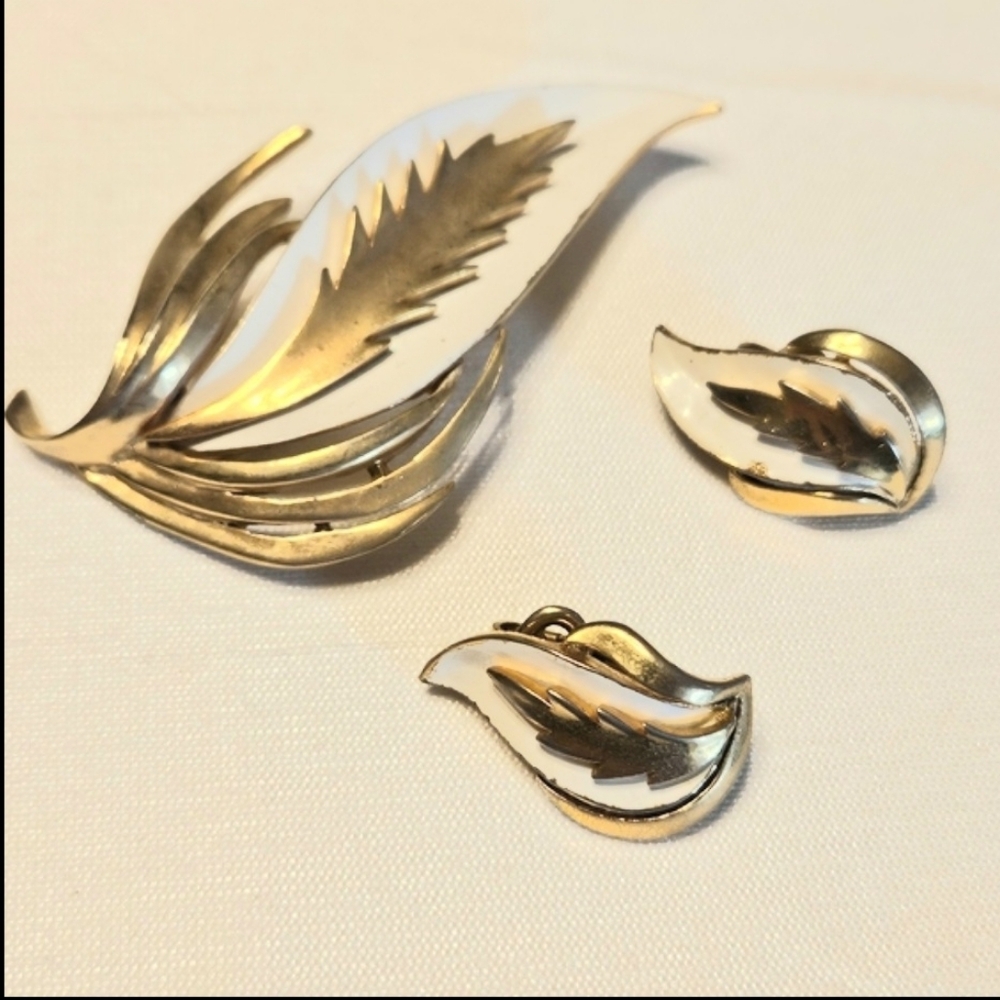 Vintage Crown Trifari White Enamel Gold Tone Leaf, Brooch & Clip-On Earrings